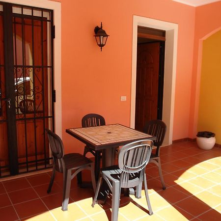 Pauli'S Holiday House Monserrato Zimmer foto
